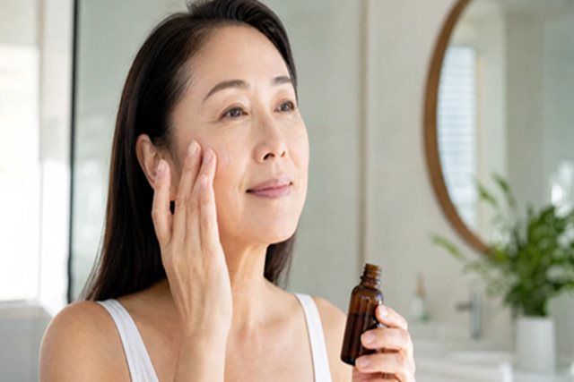 7 thói quen buổi sáng giúp bảo vệ làn da ở tuổi trung niên